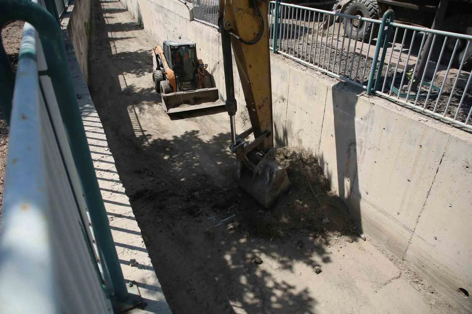 Şiddetli yağışlarda taşkın riskini azaltmak amacıyla ilçedeki taşkın suyu kanallarında