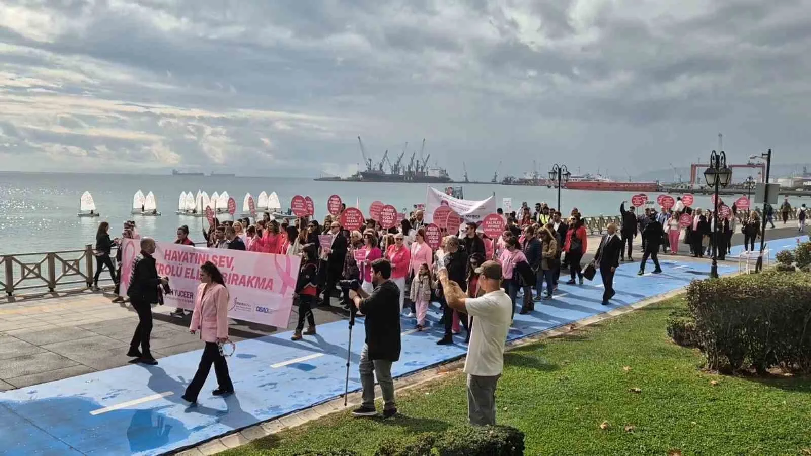 Tekirdağ’ın Süleymanpaşa ilçesinde “Meme Kanseri Farkındalık Ayı” kapsamında düzenlenen yürüyüş