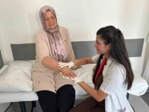 Meme kanseri sonrası kolunda şişlik oluşan 68 yaşındaki kadın, il