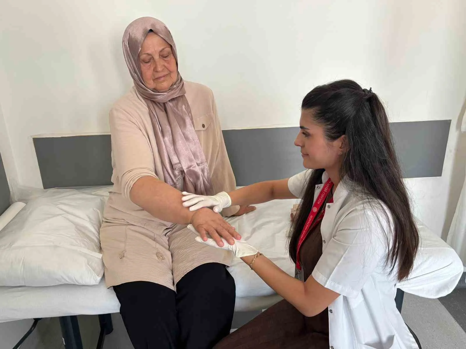 Meme kanseri sonrası kolunda şişlik oluşan 68 yaşındaki kadın, il