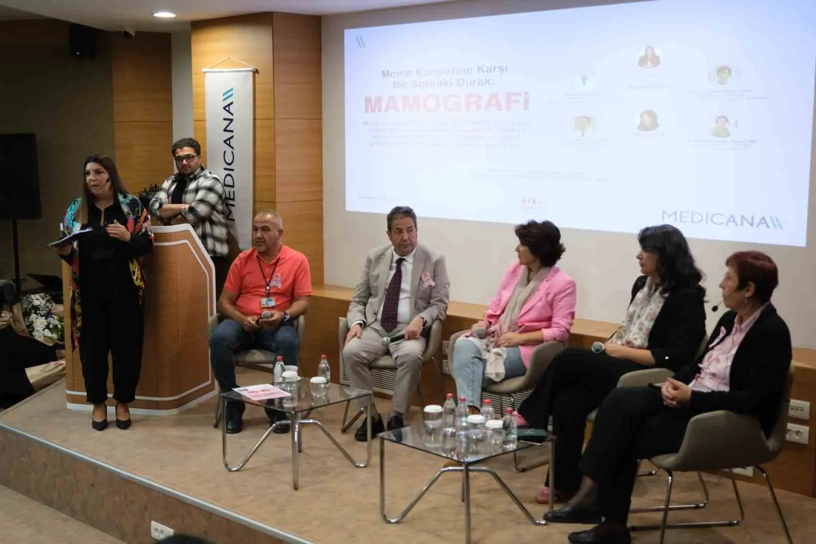 Meme Kanseri Farkındalık ayı dolayısıyla bilgilendirmede bulunan uzmanlar, erken teşhisin