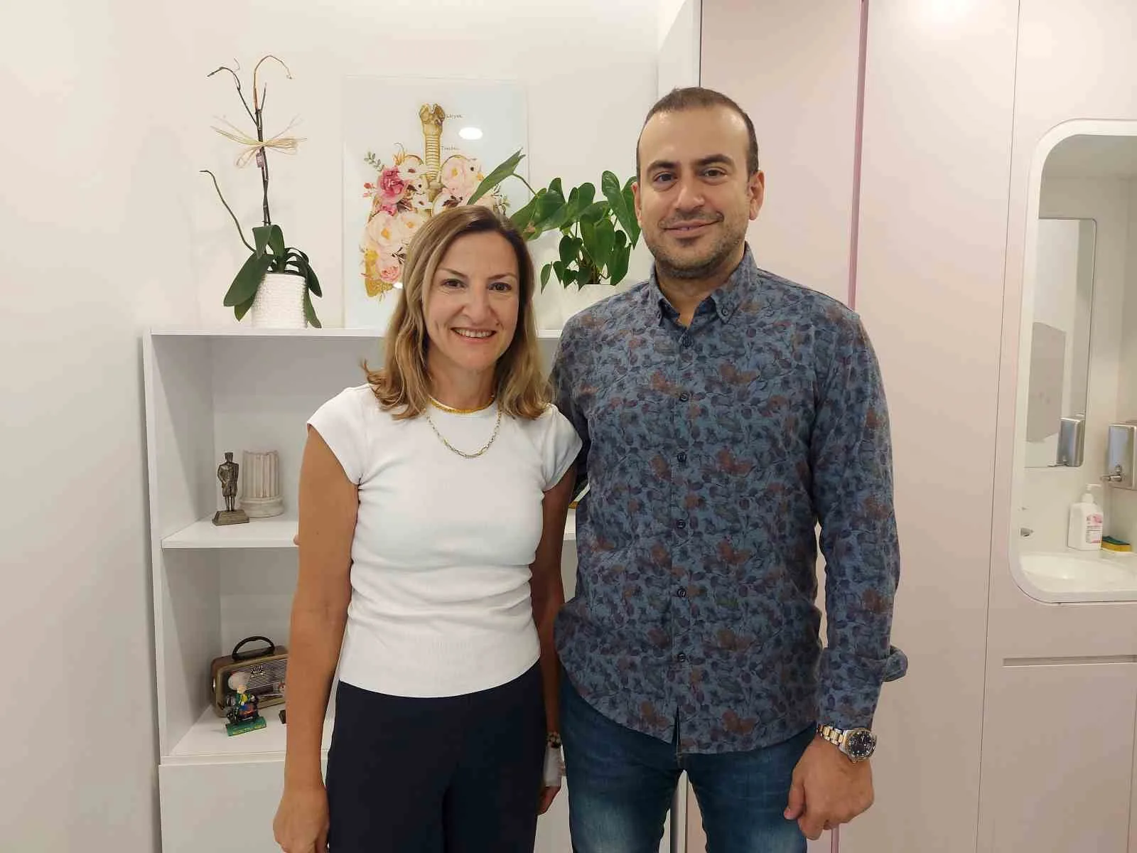 İzmir’de yaşayan 51 yaşındaki Cavidan Akkaya, kedisi ‘Şanslı’da fark ettiği