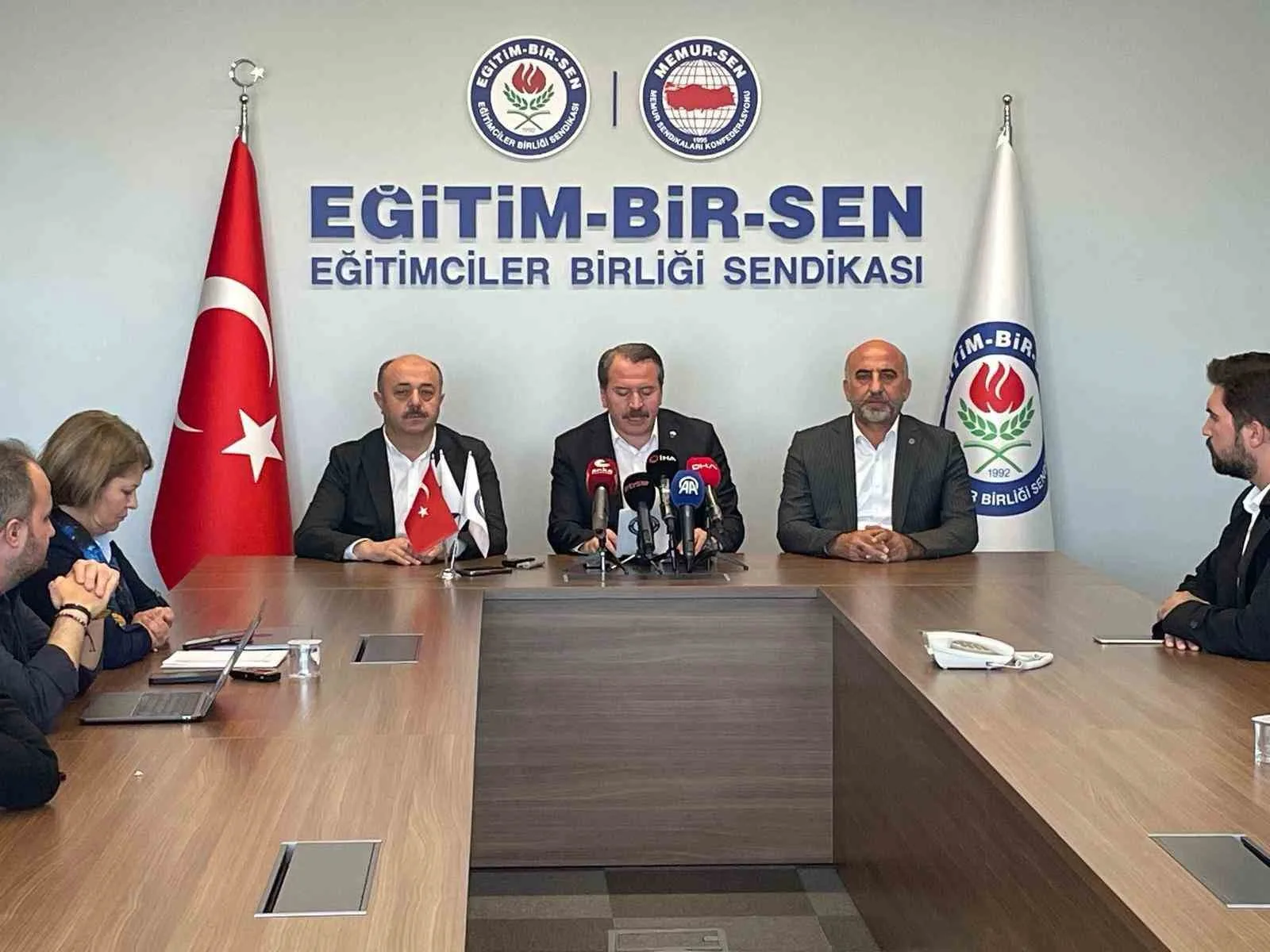 Memur-Sen ve Eğitim-Bir-Sen Genel Başkanı Ali Yalçın, Cumhurbaşkanlığı Kabinesi’nde görüşülecek