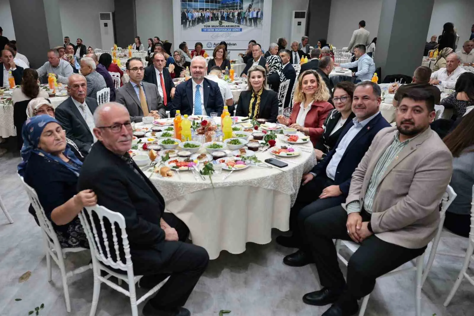 İzmir’in Menemen ilçerisnde Muhtarlar Günü resmi törenle kutlandı. Menemen Belediye