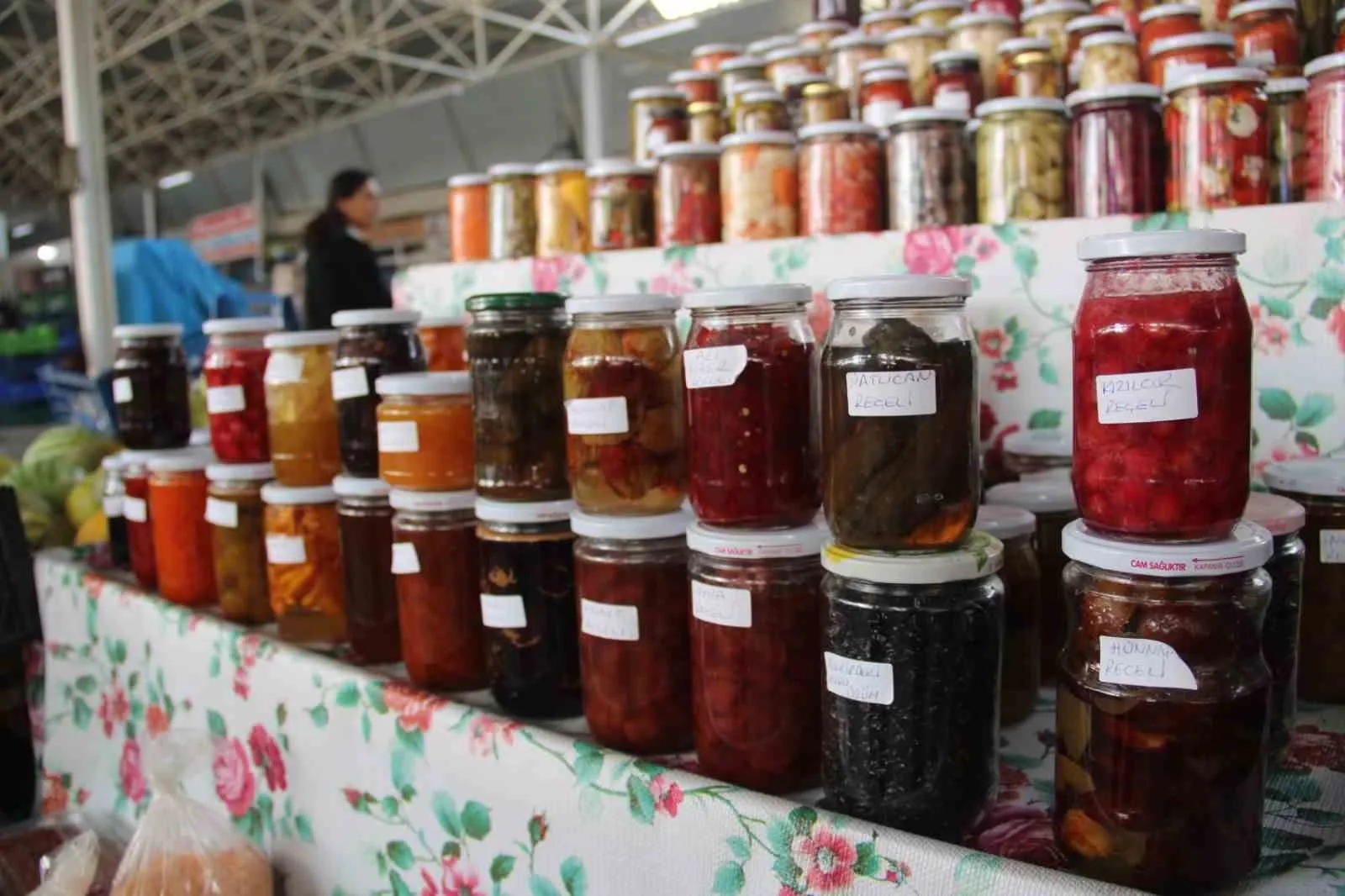 Menteşe Kapalı Pazaryeri’nde manavlık yapan Ebru Yaraş, patlıcandan acı bibere