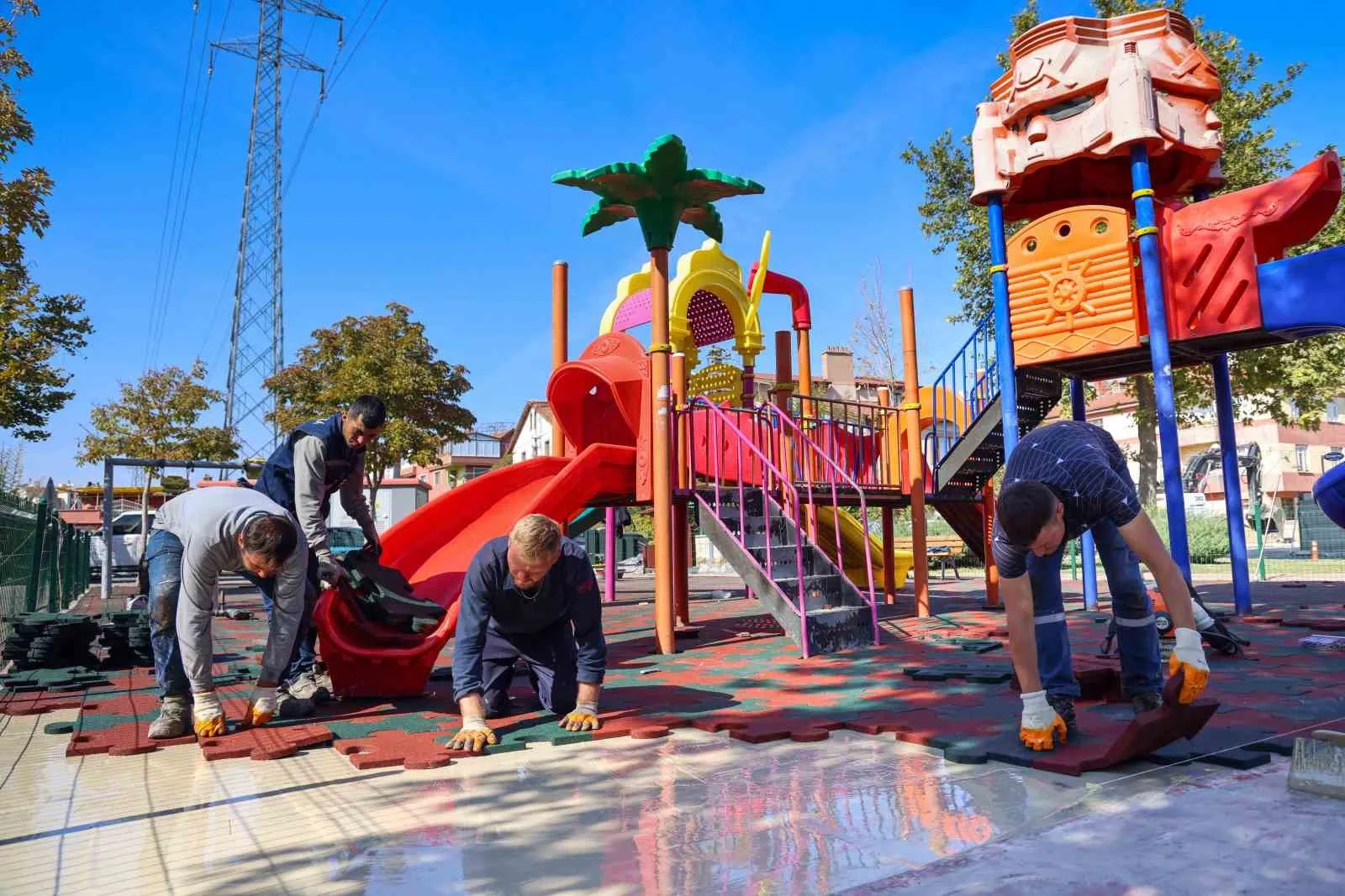 Konya’nın Meram İlçe Belediyesi Park ve Bahçeler Müdürlüğü ekipleri, yaklaşan