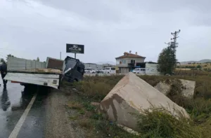 Afyonkarahisar’da tonlarca ağırlıktaki mermer yüklü tırın kayarak bir akaryakıt istasyonunun