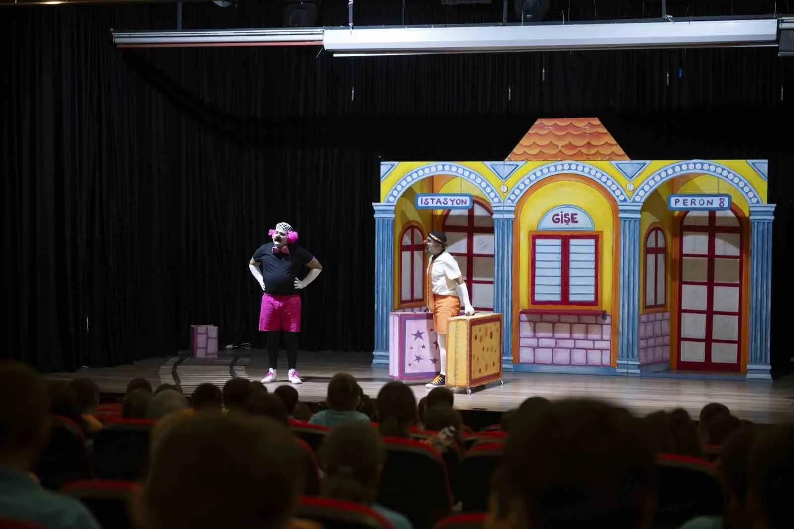 Mersin Büyükşehir Belediyesi Şehir Tiyatrosu, yeni sezona çocuklar için perdelerini