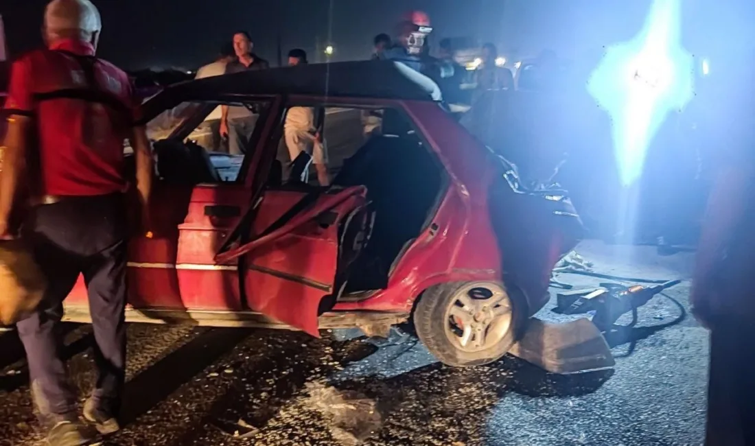 Mersin’in Tarsus ilçesinde iki otomobilin çarpıştığı kaza anı kameraya yansıdı.