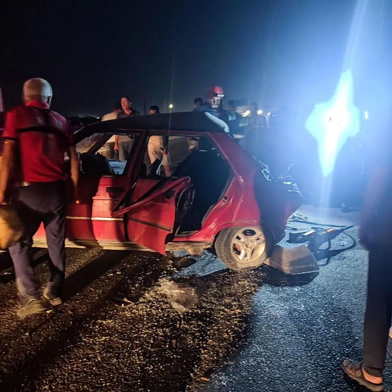 Mersin’in Tarsus ilçesinde iki otomobilin çarpıştığı kaza anı kameraya yansıdı.