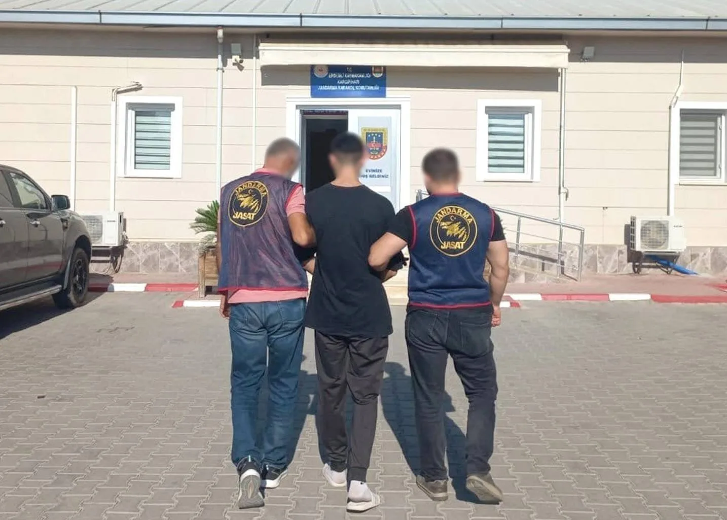 Mersin’in Erdemli ilçesinde jandarma ekipleri 12 dosyadan 28 yıl 3