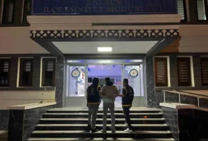 Mersin’in Tarsus ilçesinde sanayi sitesinde park halindeki 5 aracı kundaklayan
