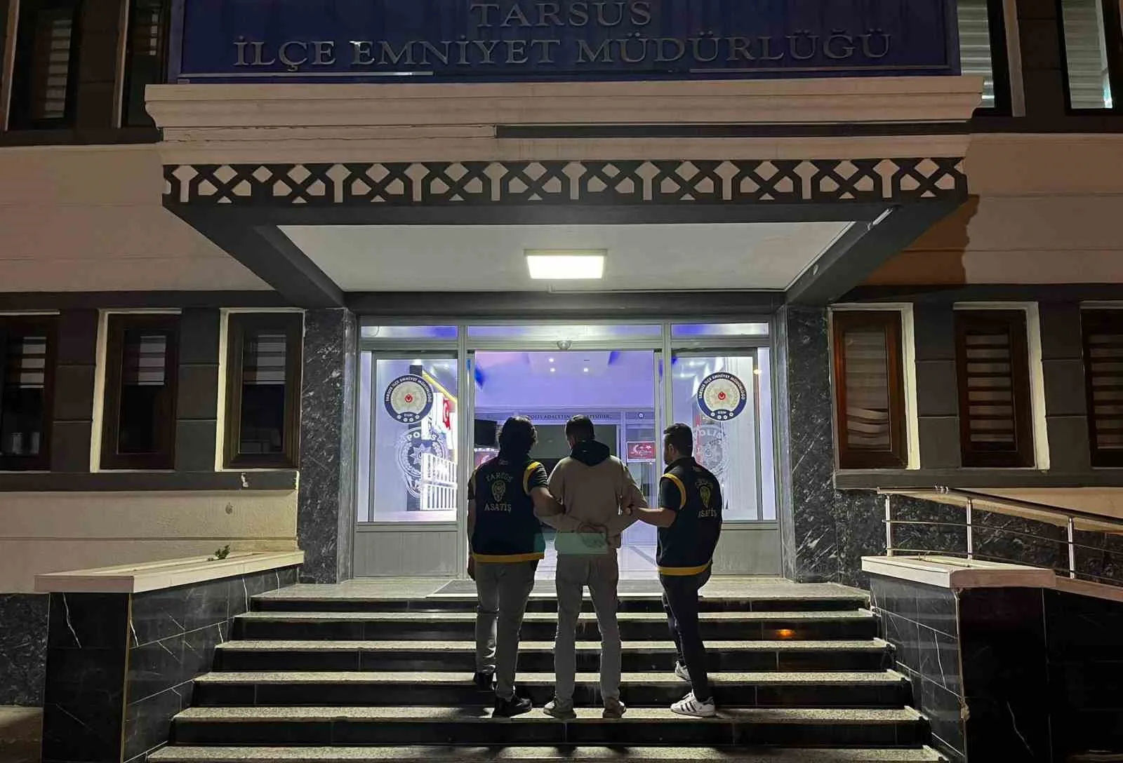 Mersin’in Tarsus ilçesinde sanayi sitesinde park halindeki 5 aracı kundaklayan