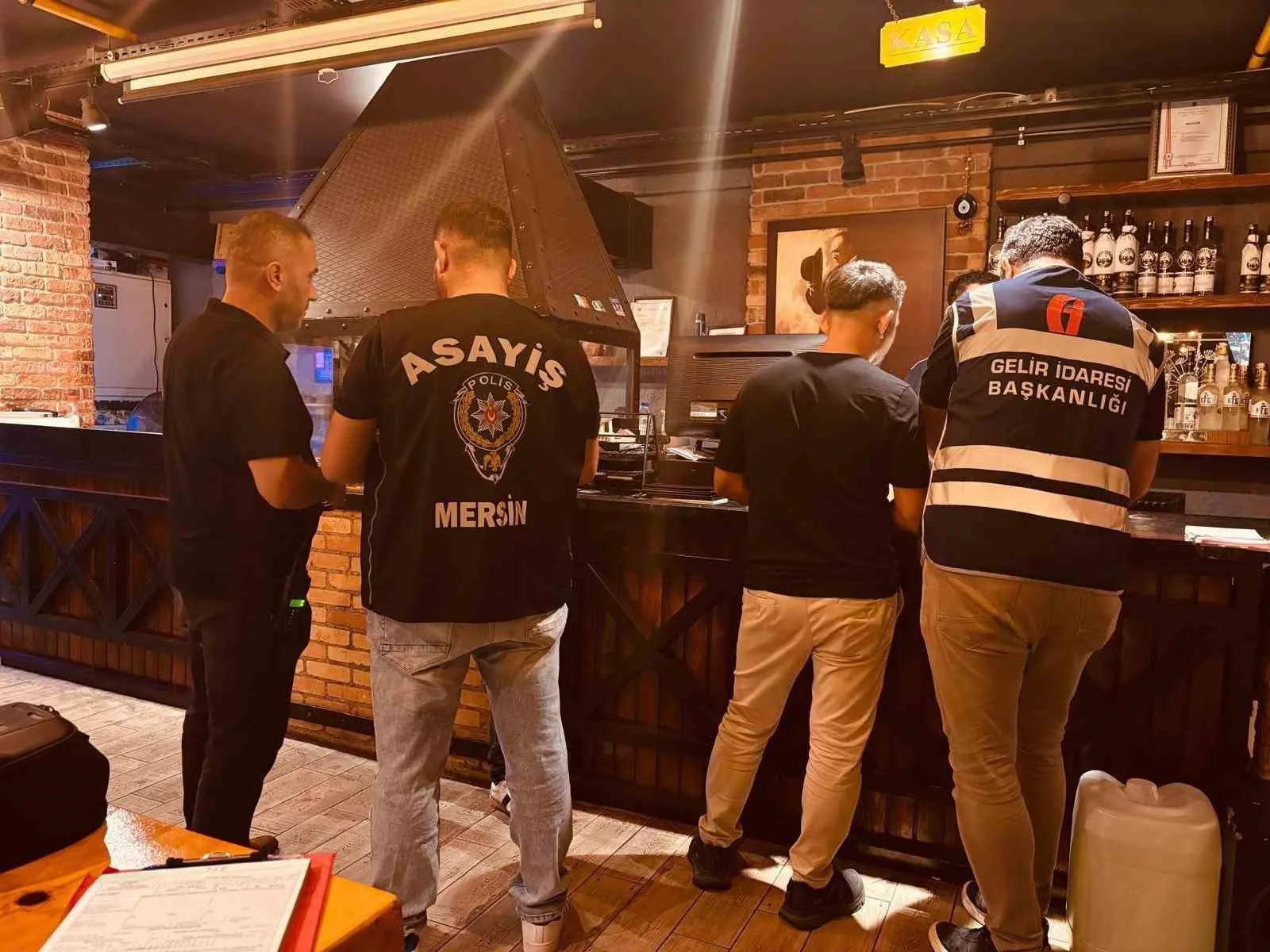 Mersin’de polis ekipleri tarafından kent genelinde yapılan denetimlerde 670 işletme