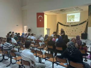 Mersin polisi tarafından madde bağımlılığıyla mücadele çerçevesinde annelere bilgilendirme yapıldı.