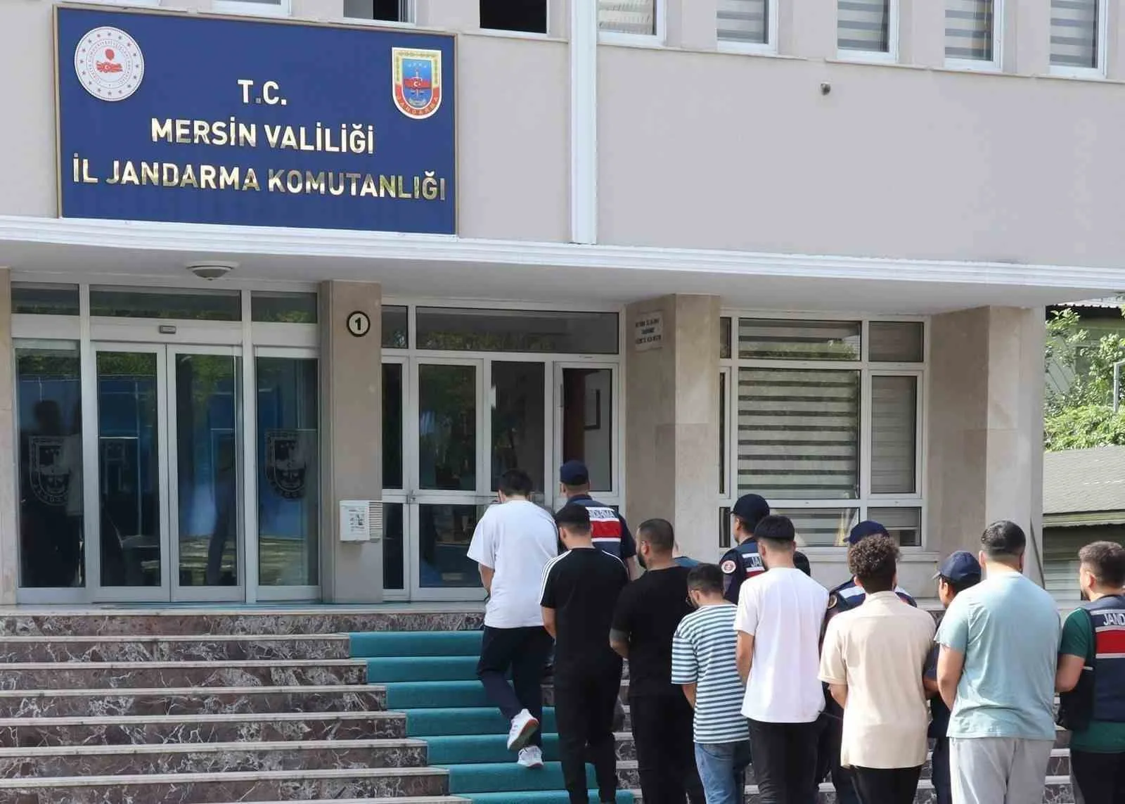 Mersin’in 4 ilçesinde çalışma yapan jandarma ekipleri, 14 hükümlüyü yakalayarak