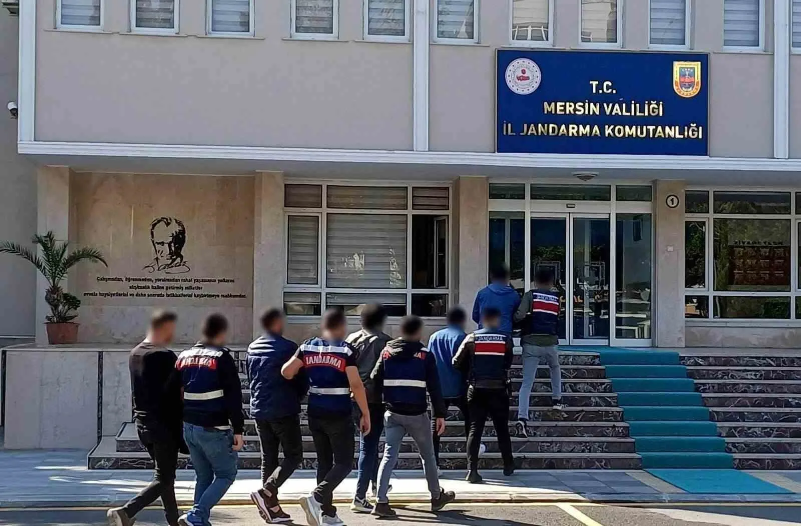 Mersin’de uyuşturucu suçlarından aranan şahıslara yönelik düzenlenen operasyonlarda 5 kişiyi