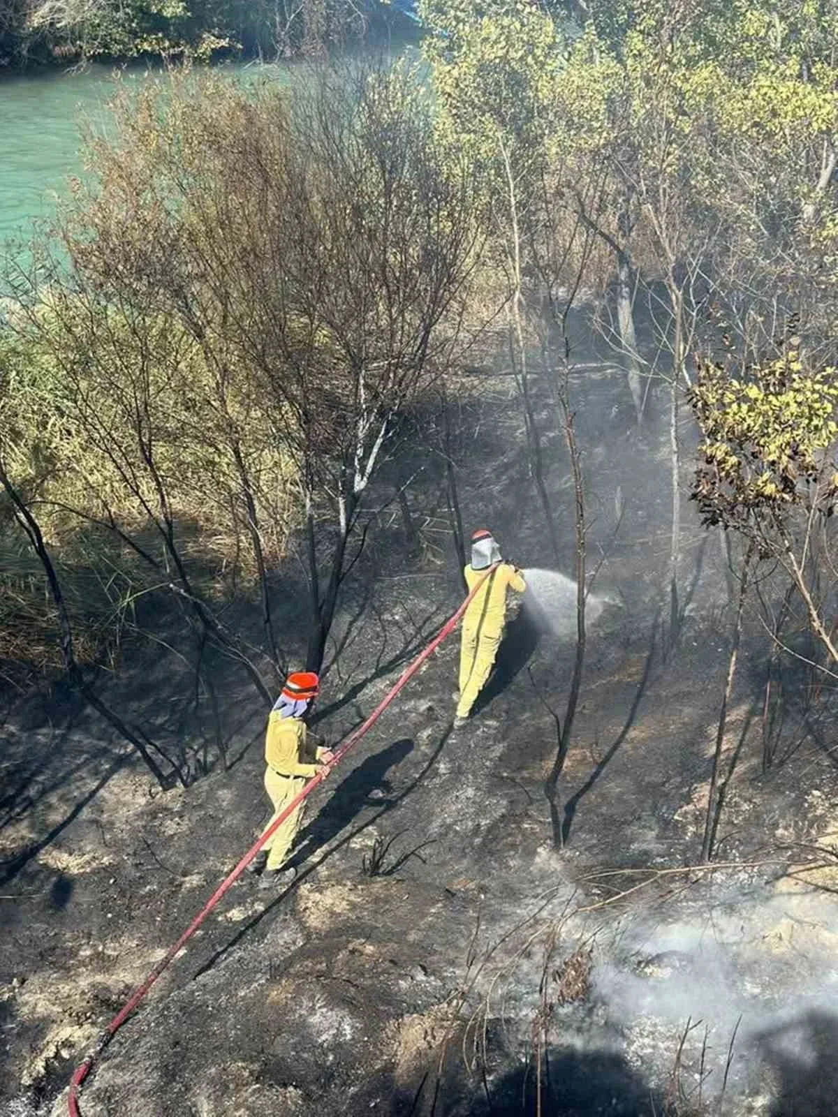 Mersin’in Mut ilçesinde bir bahçede çıkan yangın, itfaiye ve orman