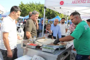 Mersin’de Camiler ve Din Görevlileri Haftası kapsamında kurulan hayır çarşısında,