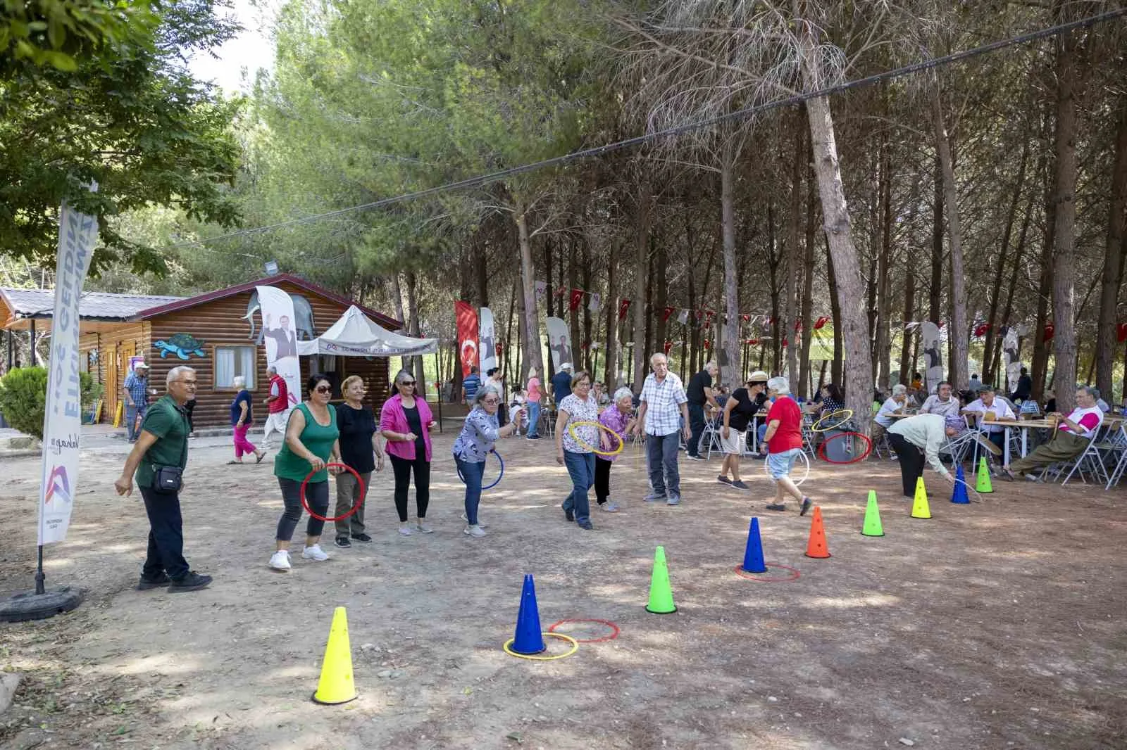 Mersin Büyükşehir Belediyesi, ‘Dünya Yaşlılar Günü’ kapsamında Emekli Evi üyeleri,