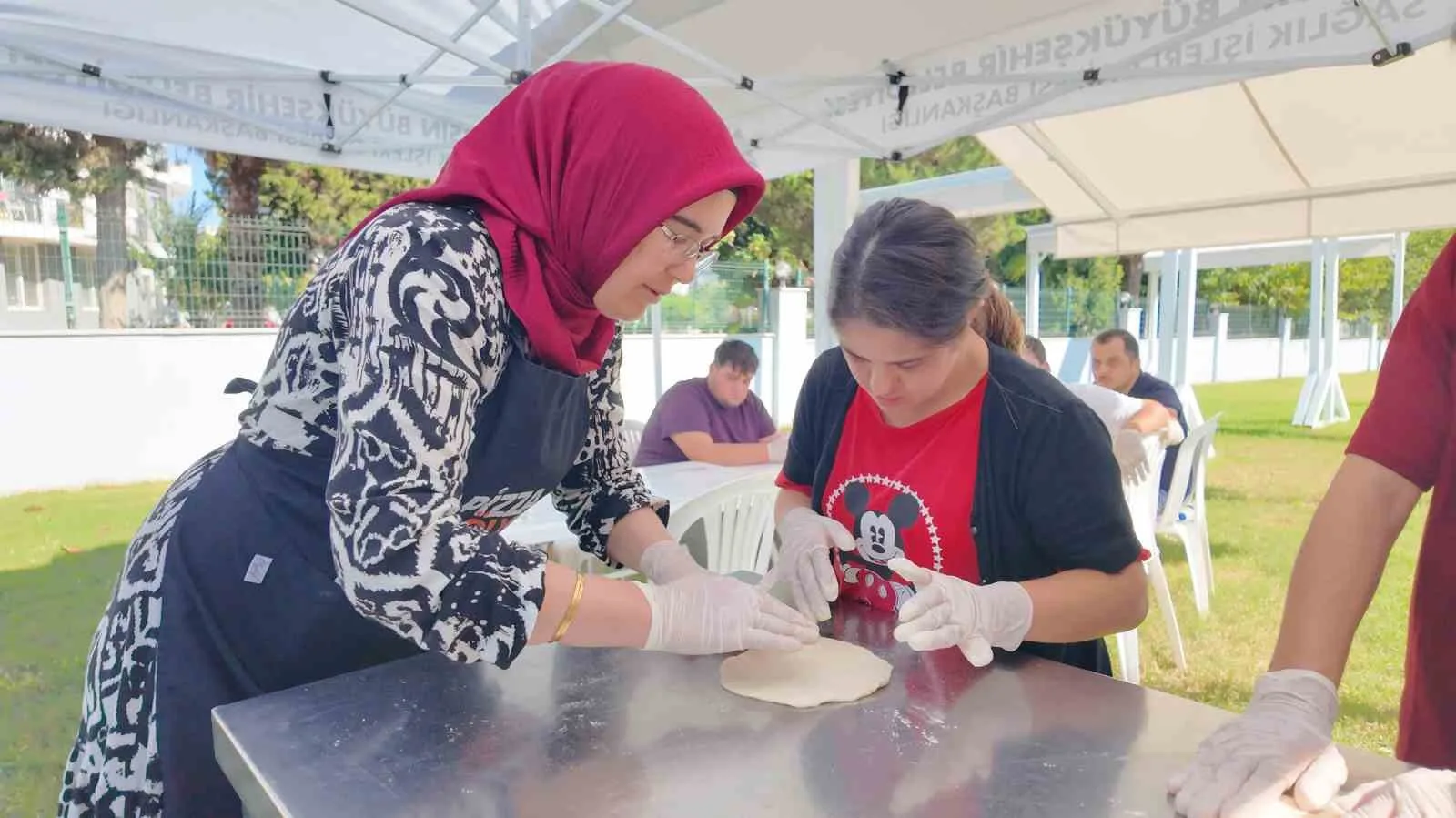 Mersin Büyükşehir Belediyesi Engelsiz Yaşam Parkı’nda düzenlenen etkinlikte özel bireyler,