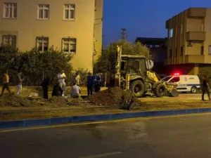 Mersin’in Tarsus ilçesinde internet çalışması için yapılan kazı, doğalgaz borusuna