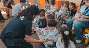 Mersin’de jandarma ekipleri, öğrencilere yönelik tanıtım faaliyeti gerçekleştirdi. Çocuklarla sohbet