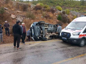 Mersin’in Erdemli ilçesinde kamyonetin devrilmesi sonucu meydana gelen kazada 3
