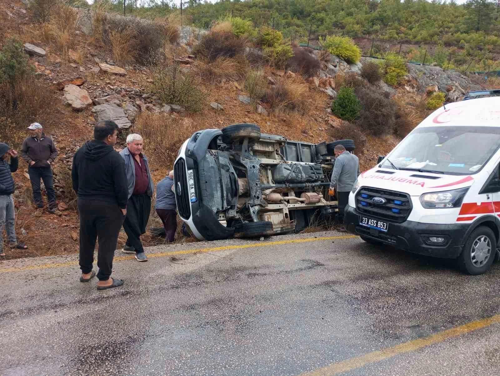 Mersin’in Erdemli ilçesinde kamyonetin devrilmesi sonucu meydana gelen kazada 3
