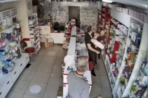 Mersin’in Erdemli ilçesinde bir hasta yakını, reçetedeki ilaç yerine muadilini