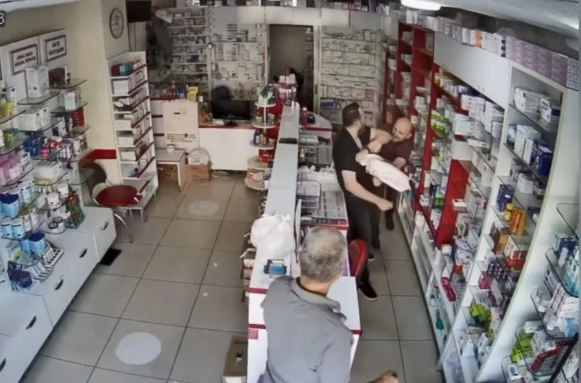 Mersin’in Erdemli ilçesinde bir hasta yakını, reçetedeki ilaç yerine muadilini