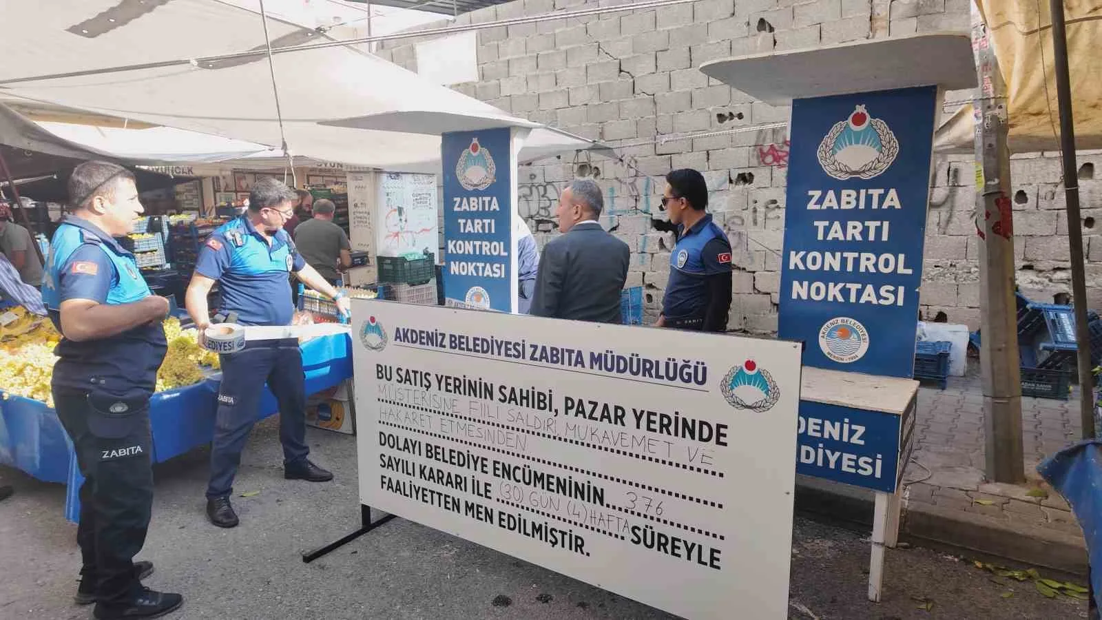 Mersin’in Akdeniz ilçesinde bir pazar esnafı, müşterisine kötü muamelede bulunup