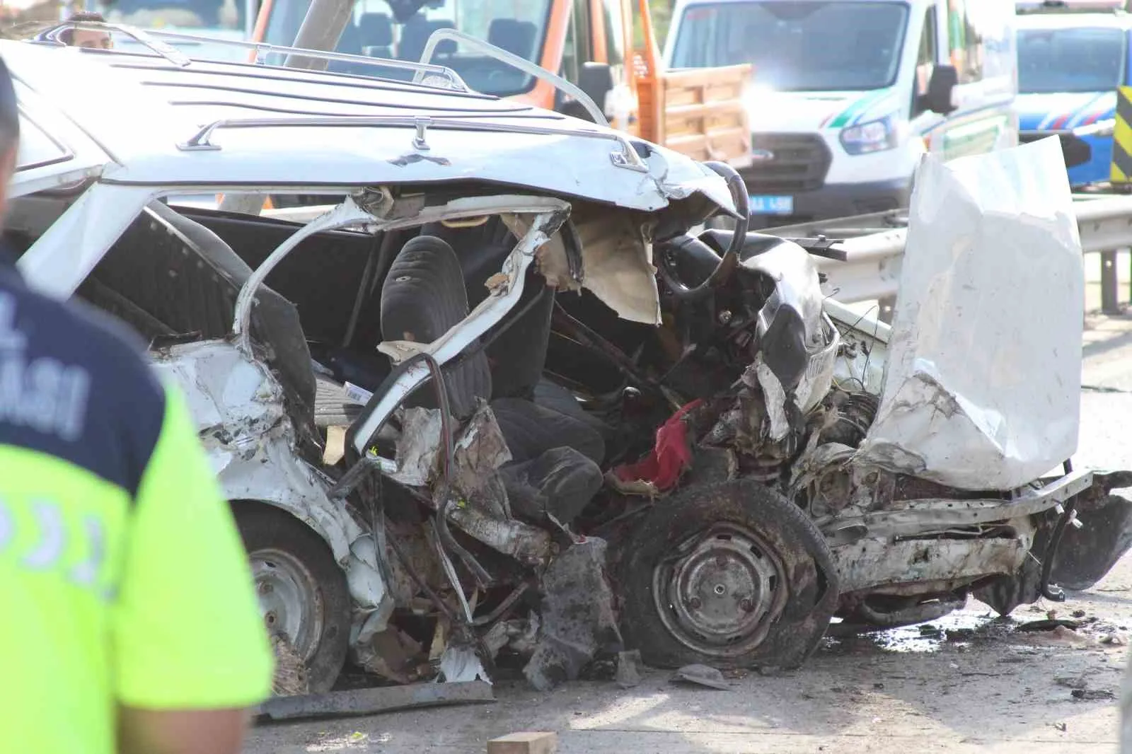 Mersin’de kontrolden çıkarak otoyol gişelerindeki beton bariyere çarpan otomobildeki 1’i
