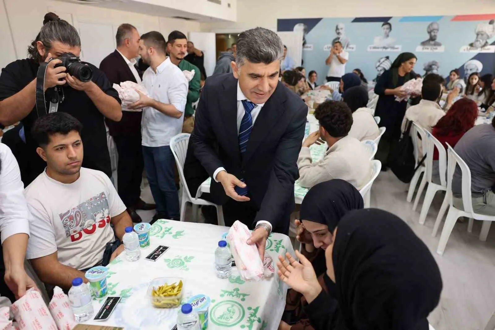Akdeniz Kaymakamı ve Belediye Başkan Vekili Zeyit Şener, üniversite sınavına
