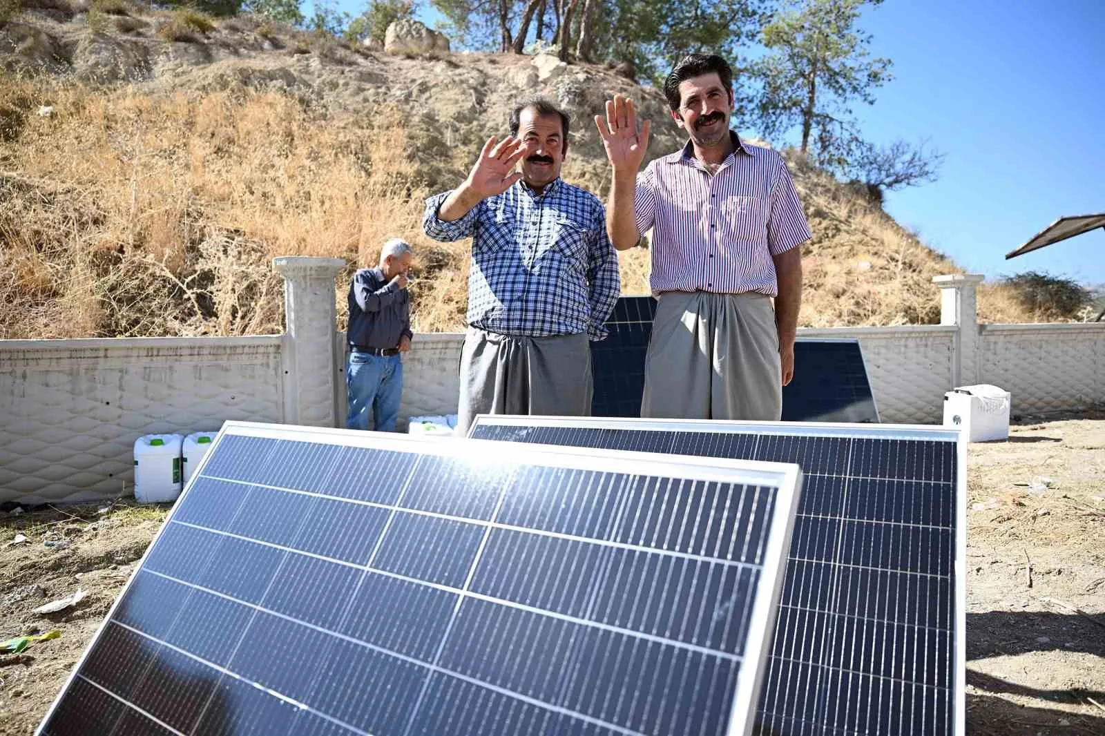 Mersin Büyükşehir Belediyesi, Toroslar’da düzenlenen törenle üreticilere mobil güneş paneli,
