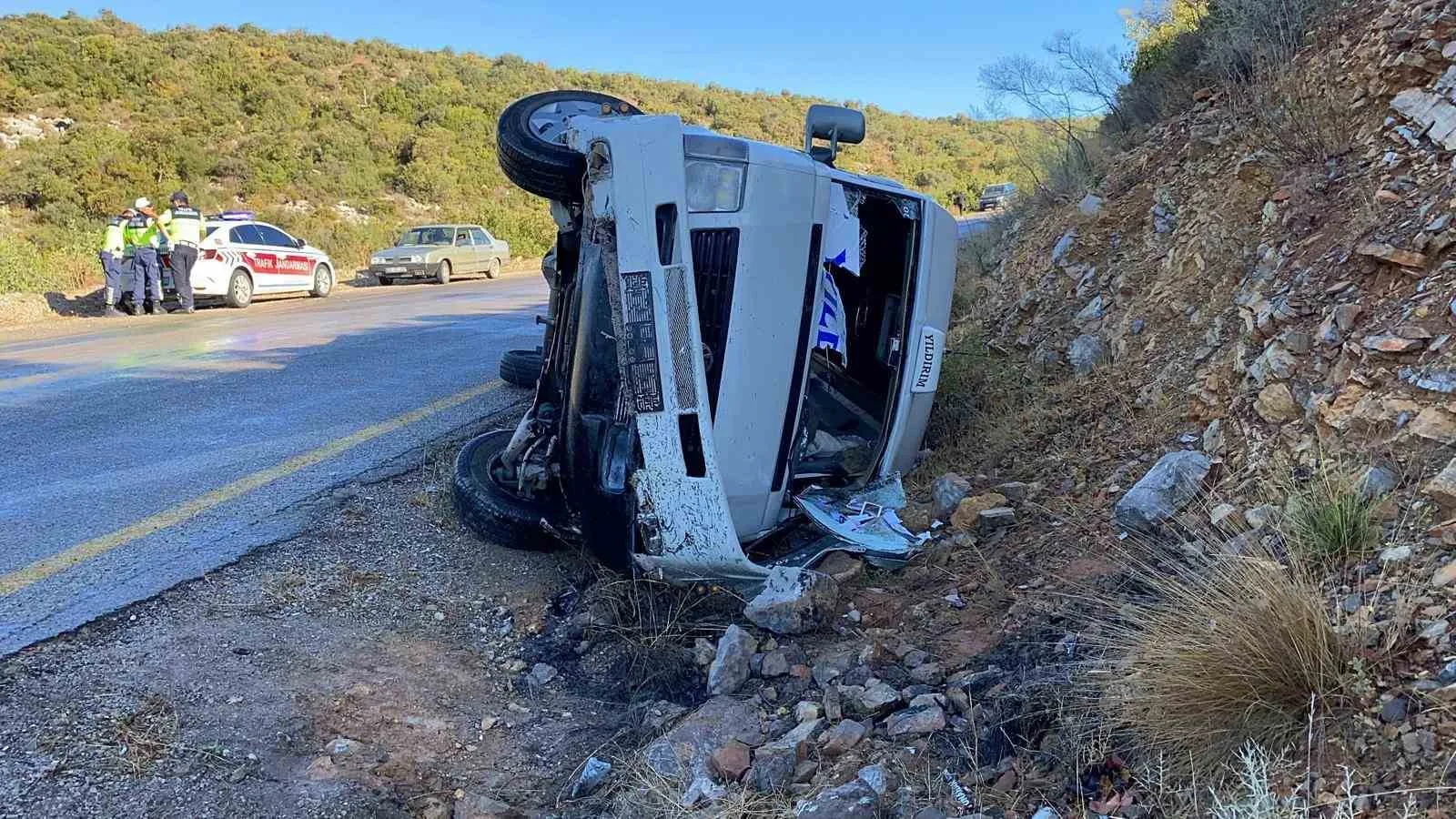 Mersin’in Erdemli ilçesinde bahçeye giden aile fertlerinin olduğu minibüs yoldan
