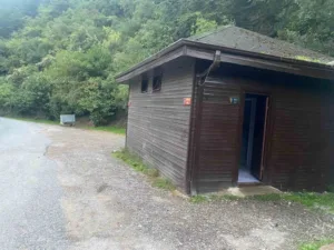 Kocaeli’nin Derince ilçesindeki Çınarlıdere Mesire Alanı’nda bulunan şadırvan, kimliği belirsiz