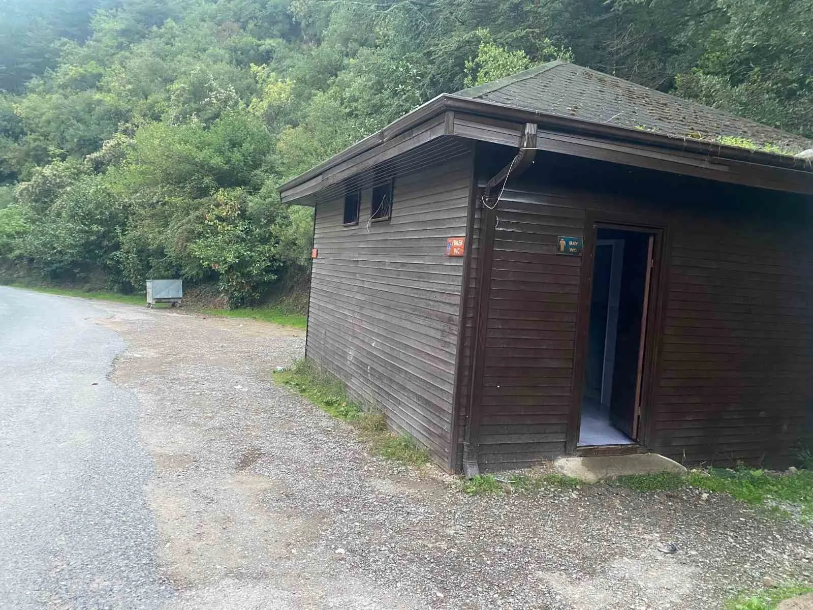 Kocaeli’nin Derince ilçesindeki Çınarlıdere Mesire Alanı’nda bulunan şadırvan, kimliği belirsiz