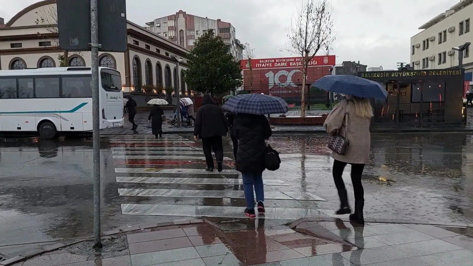 Meteoroloji Genel Müdürlüğü, Balıkesir için yarın sağanak uyarısında bulundu. Meteoroloji