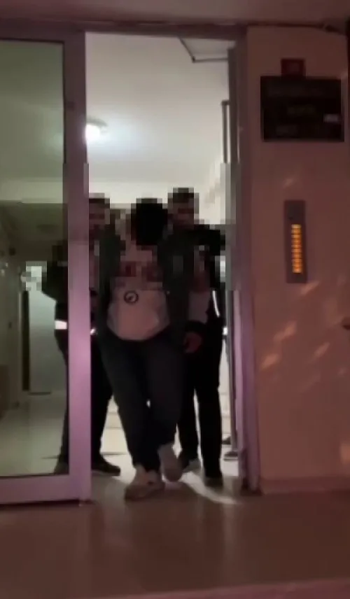 Kadıköy metrosunda elinde oyuncak tüfekle dolaştığı anları sosyal medyada paylaşan