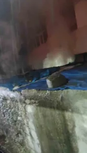 Bingöl’ün Genç ilçesinde metruk bir binada çıkan yangın, ekiplerin müdahalesi