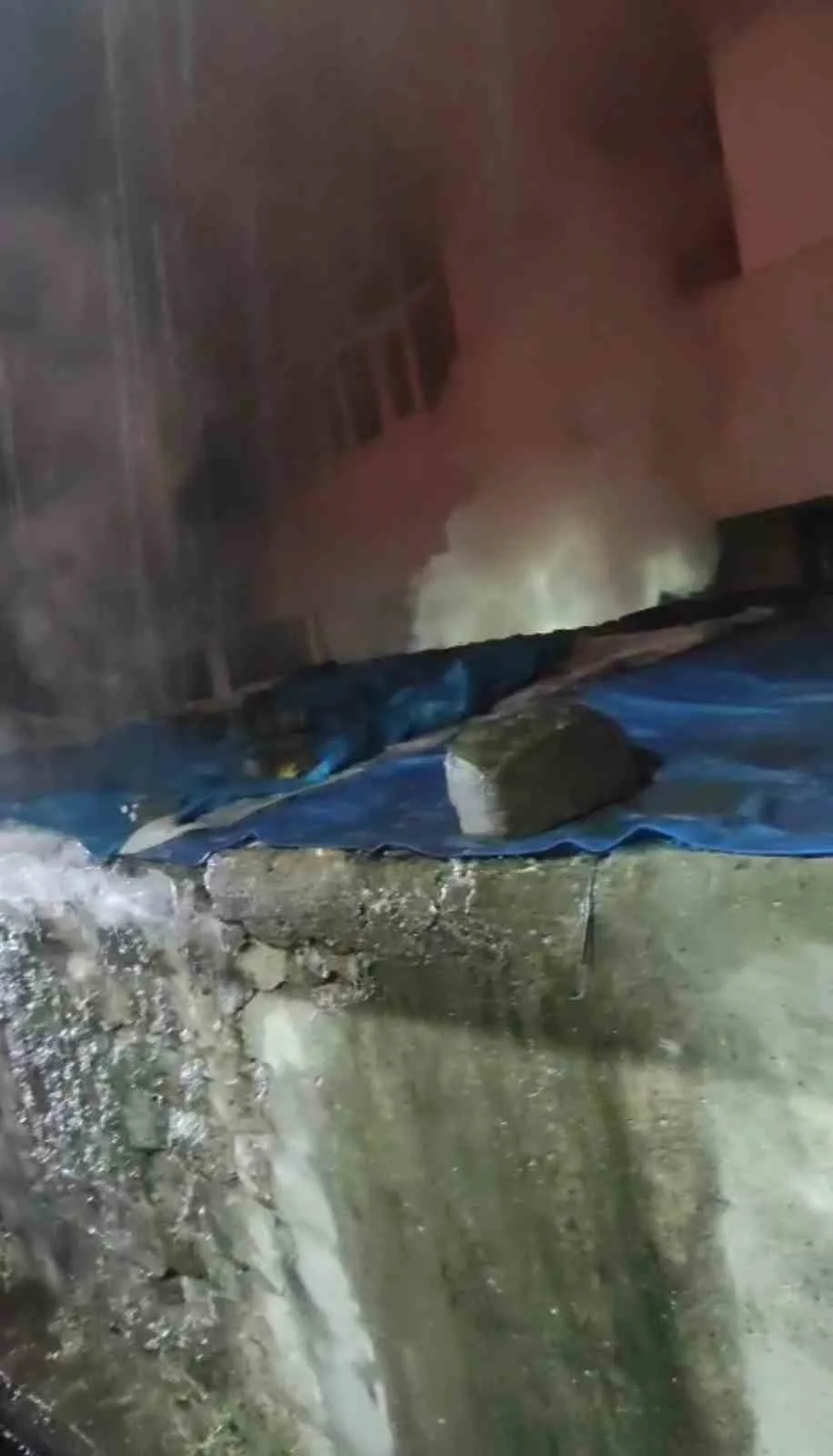 Bingöl’ün Genç ilçesinde metruk bir binada çıkan yangın, ekiplerin müdahalesi