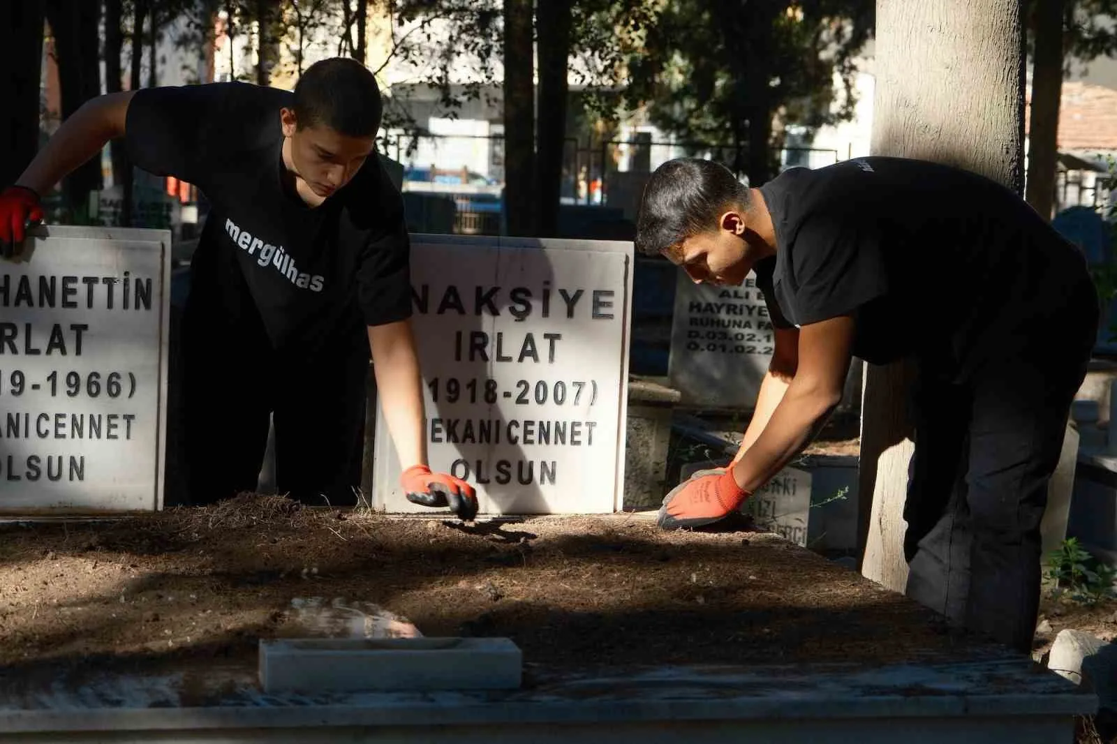 Bursa’nın Karacabey ilçesinde 4 ay önce vefat eden anneannelerinin mezarını temizlerken