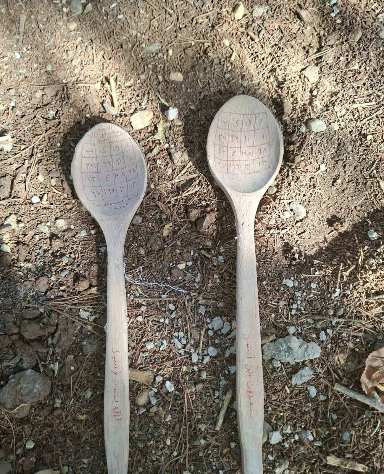 Diyarbakır’da mezarlıklardan çıkan büyüler görenleri hayrete düşürüyor. Diyarbakır’da uzun yıllardır