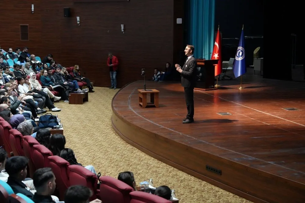 Uşak Üniversitesi Mezunlar Ofisi ve Kariyer Geliştirme Koordinatörlüğü tarafından düzenlenen