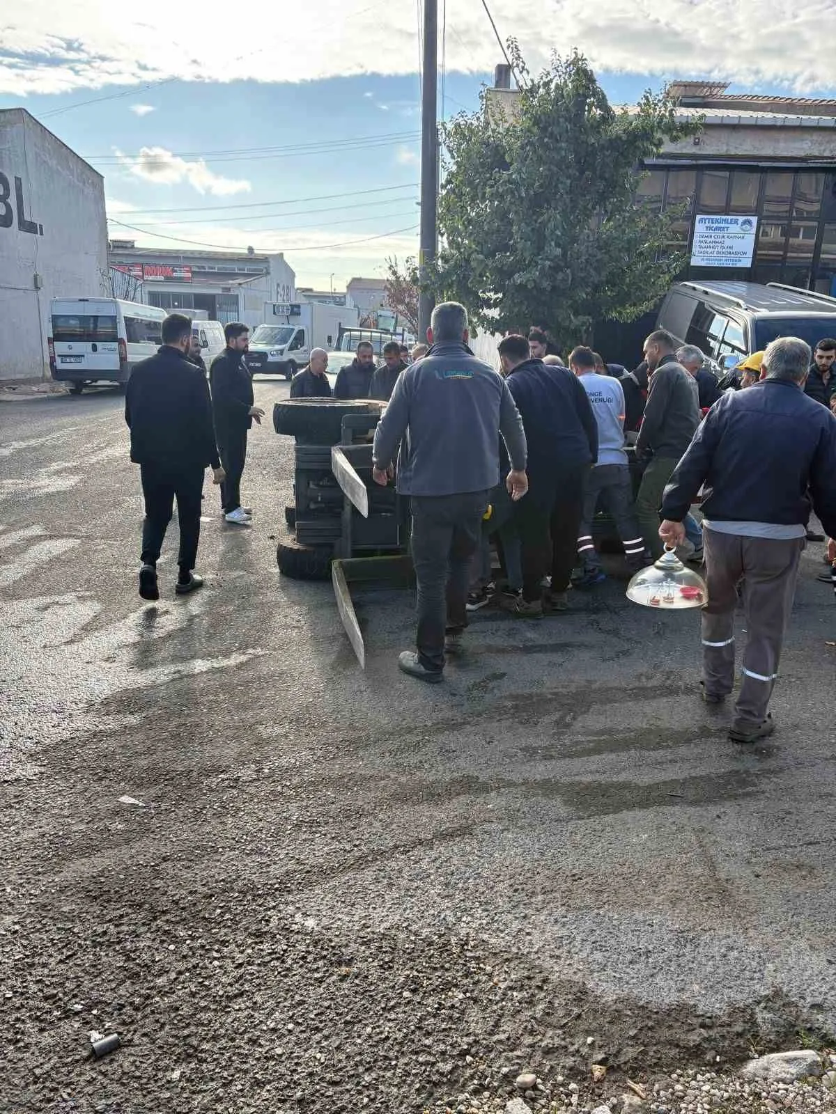 Kırklareli’nin Lüleburgaz ilçesi Yeni Sanayi Sitesi’nde midibüs ile çarpışan iş