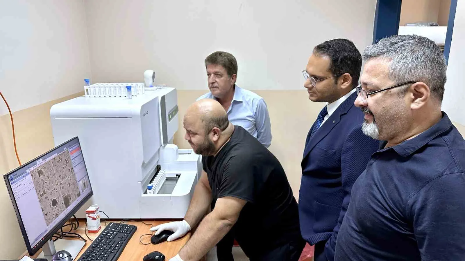 Mardin’in Midyat İlçe Devlet Hastanesi mikrobiyoloji laboratuvarına kazandırılan tam otomatik