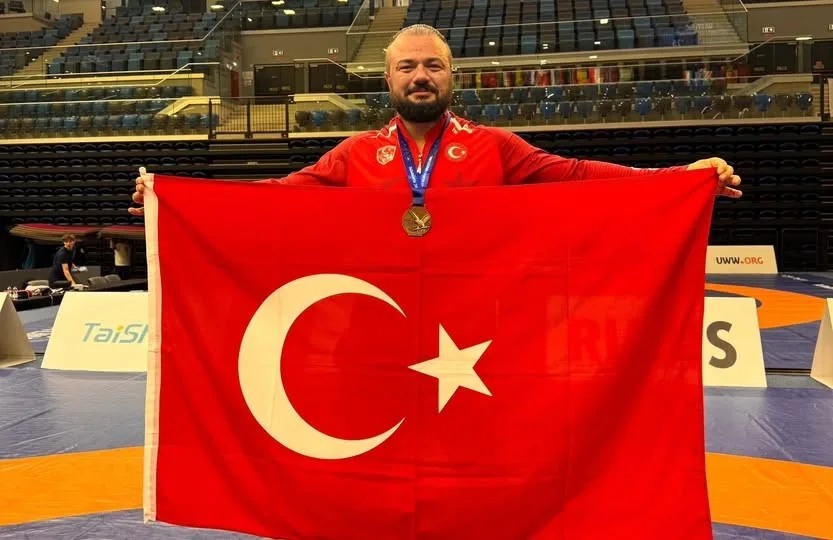 Erzincanlı milli güreşçi Serhat Sarıçiçek, 2025 Veteranlar Dünya Güreş Şampiyonası’nda