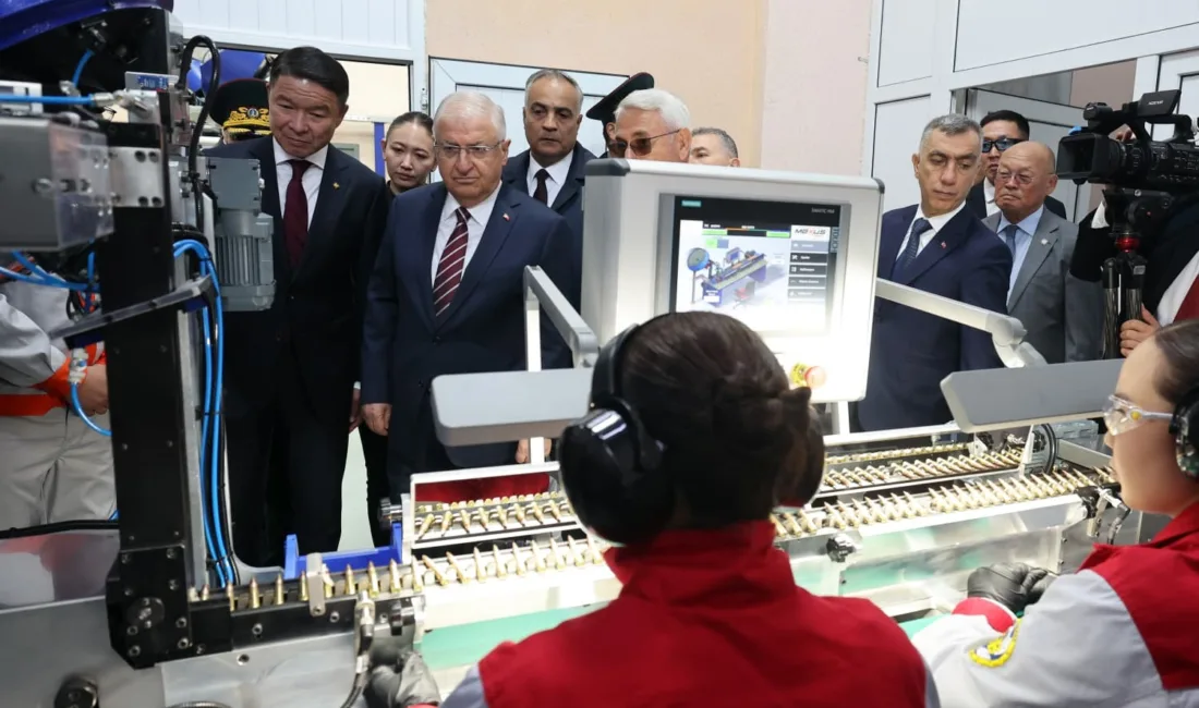 Milli Savunma Bakanı Yaşar Güler ve Moğolistan Savunma Bakanı Damba