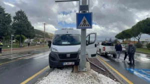 Muğla’nın Menteşe ilçesinde sürücüsünün direksiyon hakimiyetini kaybettiği minibüs, orta refüje
